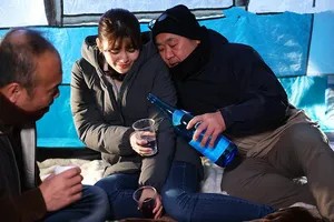 Chồng ngu ngục để Cô vợ đi cắm trại với hàng xóm